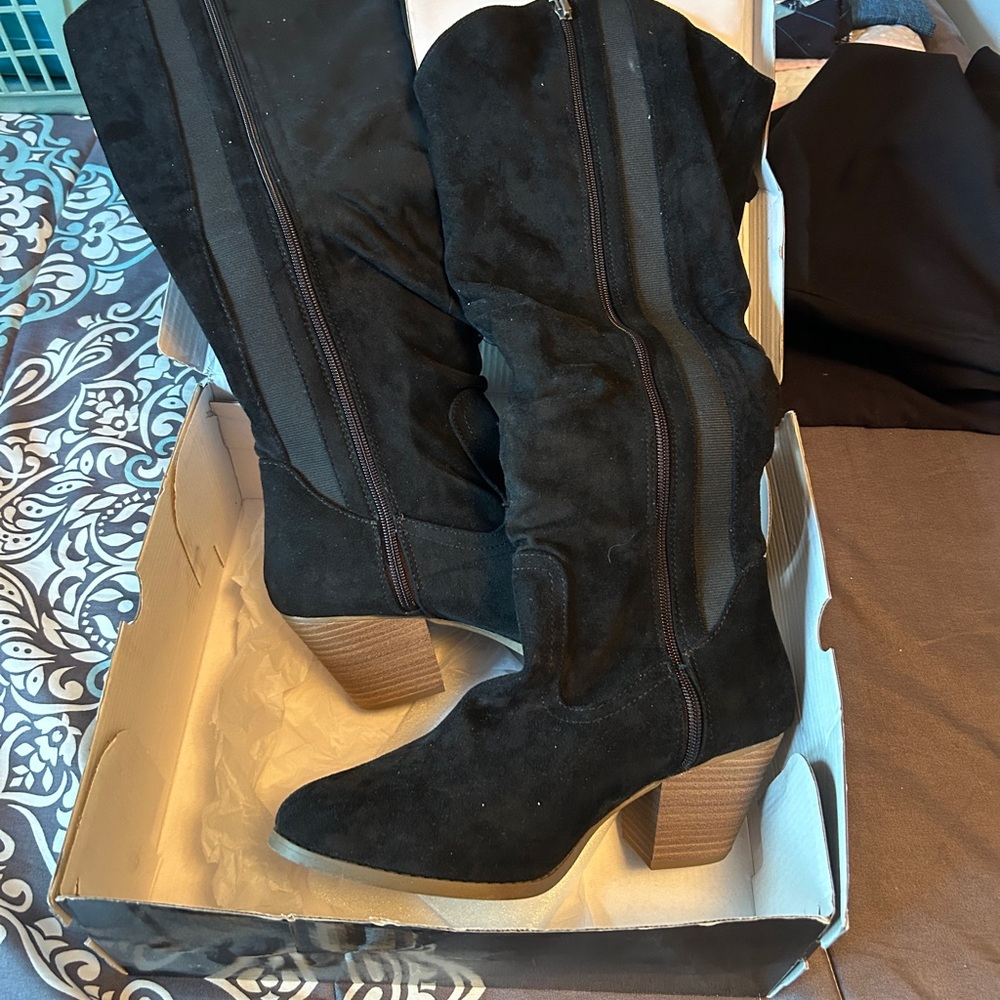 Torrid knee high black faux suede boots. NWT size 10w
